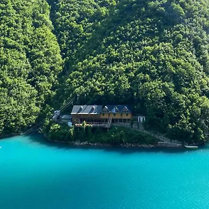 https://riverside-komani-lake.albaniahotels.org